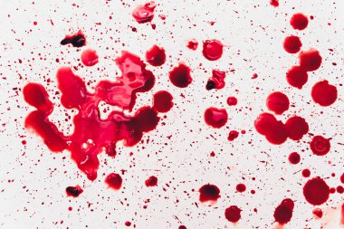 Yerde taze insan parlak kırmızı kan.