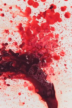 Yerde taze insan parlak kırmızı kan.