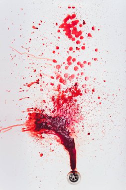 Kan beyaz banyo lavabo drenaj. Kanlı lekeleri waterbasin delikte. Lavabo kan sel ile çalıştırın. Küveti drenaj kırmızı boya dripples. İnsan yaralanmalı kaza. Banyoda kanama.