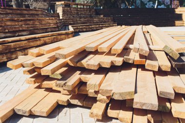 Deniz kenarındaki ahşap plaj sandalyeleri. Yükleme