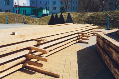 Deniz kenarındaki ahşap plaj sandalyeleri. Yükleme