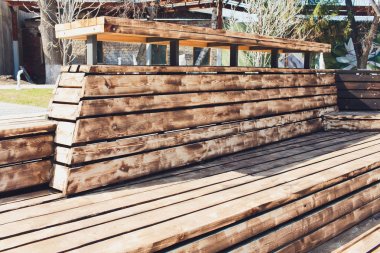 Deniz kenarındaki ahşap plaj sandalyeleri. Yükleme