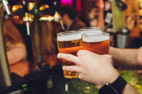 Closeup de três copos de cerveja sendo ligado . — Fotografia de Stock