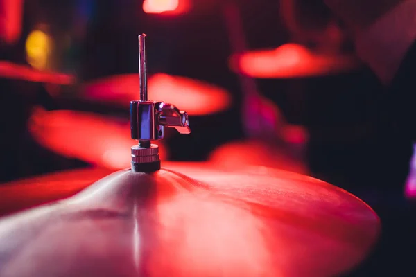 Warme live muziek foto achtergrond, drummer speelt op rock drum set. Close-up foto, zachte selectieve focus. — Stockfoto