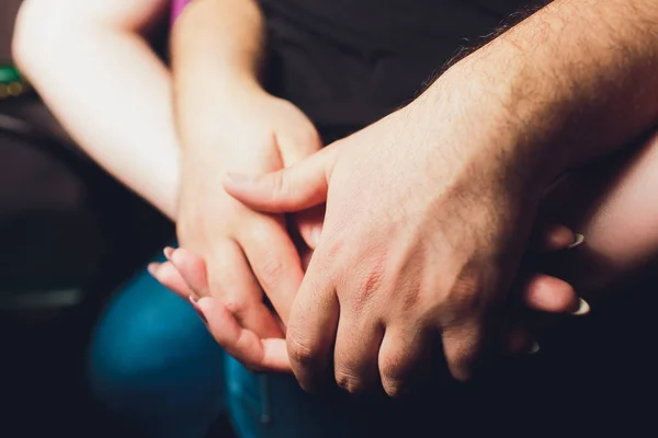 Primer plano macho y hembra tomados de la mano sobre la mesa. — Foto de Stock