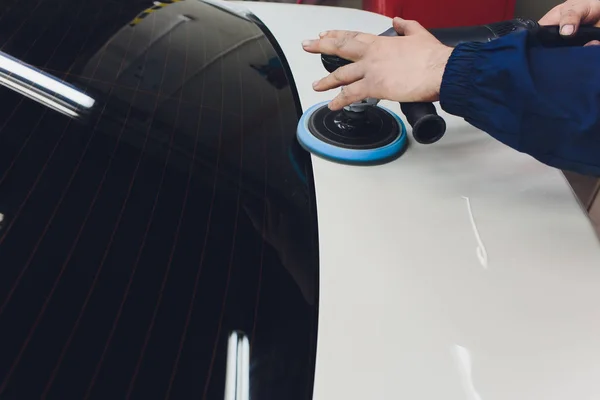 Detallado del coche - Manos con pulidor orbital en taller de reparación de automóviles. Enfoque selectivo. — Foto de Stock