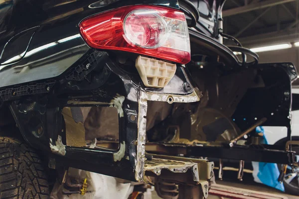 Het afstemmen van de auto in het lichaam van een sedan met drie lagen van geluid isolatie van de romp. Isolatie van geluid en trillingen. Zacht materiaal. Gedemonteerde auto. Extra uitrusting. — Stockfoto