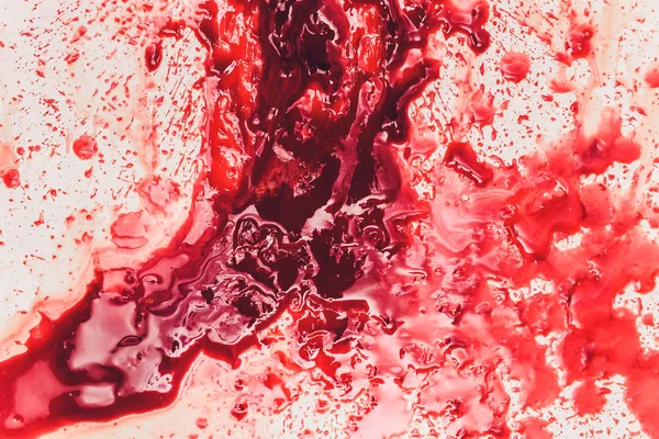 Sangue fresco umano rosso vivo sul pavimento . — Foto Stock