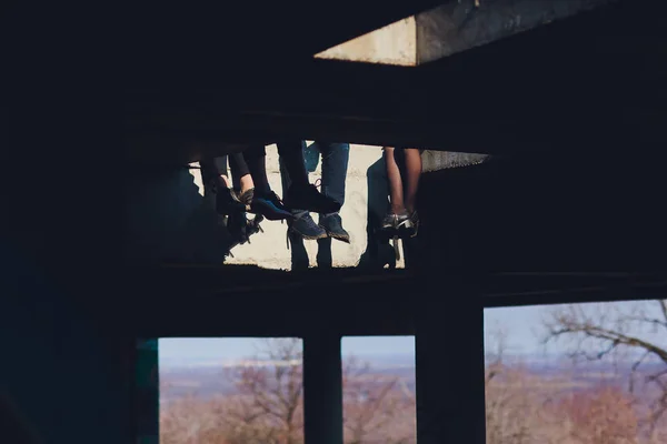 Persoon in de Sneakers op het dak van gebouw. — Stockfoto