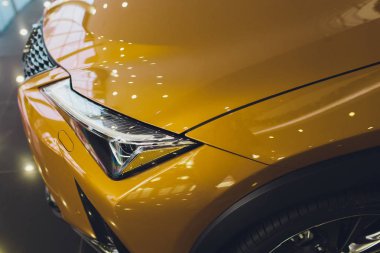Araç detaylandırma serisi: sarı spor otomobilin temiz farlar.