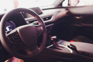 Koyu lüks araba iç - direksiyon simidi, vites kolu ve gösterge tablosu.