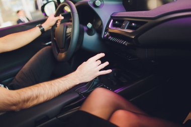 Şehir içinde lüks modern araba sürüş işadamı. Şanzıman üzerinde Mans el yakın.