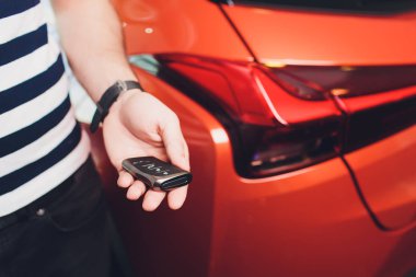 ilk test sürüşü. yakışıklı delikanlı ilk deneme sürüşü yapmaya hazır.