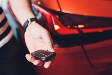 ilk test sürüşü. yakışıklı delikanlı ilk deneme sürüşü yapmaya hazır.