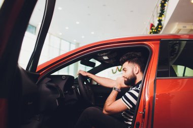 ilk test sürüşü. yakışıklı delikanlı ilk deneme sürüşü yapmaya hazır.