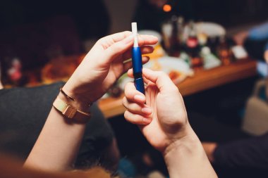 Yeni tasarım. Tütün ısıtma büyük bir çok renkli seçim Sistemi ile Vitrin. Sigara içmek için renkli cihazlar. Elektronik sigaraların yeni teknolojisi. tütün ısıtma.