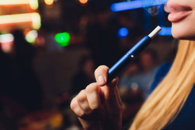 Yeni tasarım. Tütün ısıtma büyük bir çok renkli seçim Sistemi ile Vitrin. Sigara içmek için renkli cihazlar. Elektronik sigaraların yeni teknolojisi. tütün ısıtma.