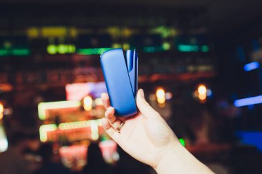 Yeni tasarım. Tütün ısıtma büyük bir çok renkli seçim Sistemi ile Vitrin. Sigara içmek için renkli cihazlar. Elektronik sigaraların yeni teknolojisi. tütün ısıtma.