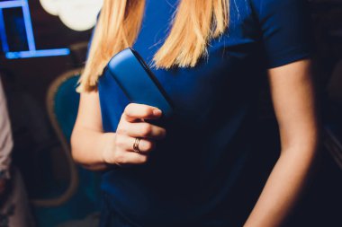 Yeni tasarım. Tütün ısıtma büyük bir çok renkli seçim Sistemi ile Vitrin. Sigara içmek için renkli cihazlar. Elektronik sigaraların yeni teknolojisi. tütün ısıtma.