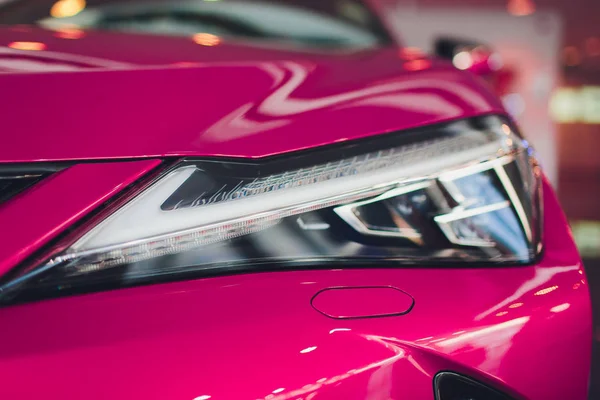 Κοντινό πλάνο shot προβολέων σε φόντο ροζ αυτοκίνητο πολυτελείας. Σύγχρονο και ακριβό σπορ αυτοκίνητο έννοιας. — Φωτογραφία Αρχείου