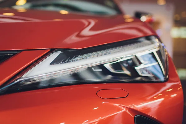 Schöne Teile des neuen Autos. Scheinwerfer, Scheinwerfer, Karosserieleuchten, moderne und sportliche Optik. — Stockfoto