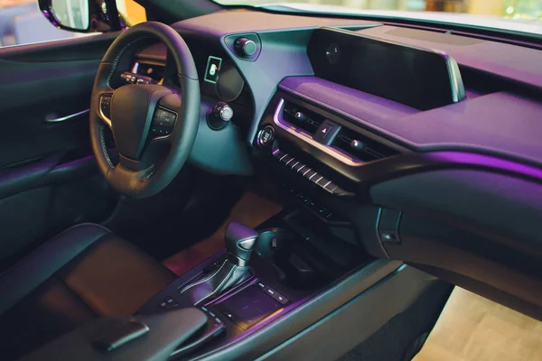 Donkere luxeauto interieur - stuurwiel, verschuiving hefboom en het dashboard. — Stockfoto
