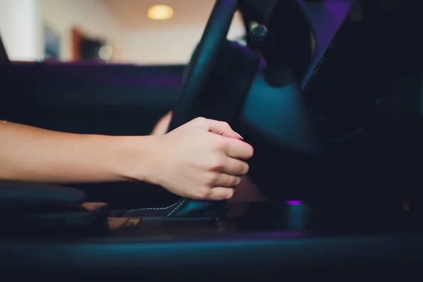 Mano femenina en palanca de transmisión automática, primer plano . — Foto de Stock