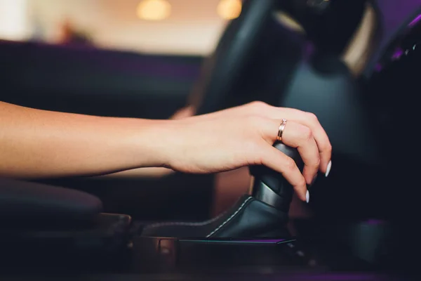 Vrouwelijke hand op automatische transmissie hendel, close-up. — Stockfoto