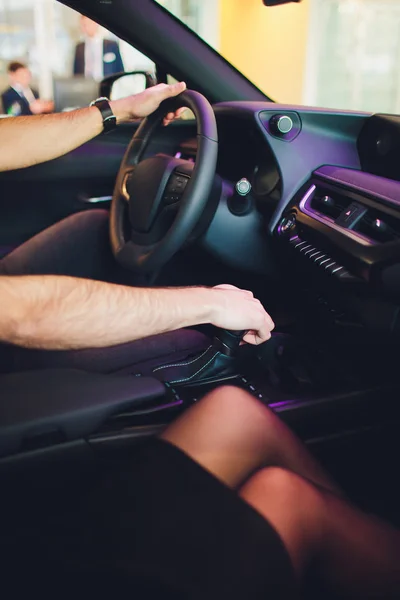 Zakenman rijden luxe moderne auto in de stad. Close up Mans hand op de versnellingsbak. — Stockfoto