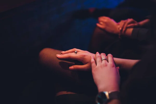 女性の手に触れる絹のような完全な足のクローズアップ。女性の座る. — ストック写真