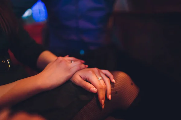 Nahaufnahme der weiblichen Hand, die seidig perfektes Bein berührt. Dame sitzt. — Stockfoto