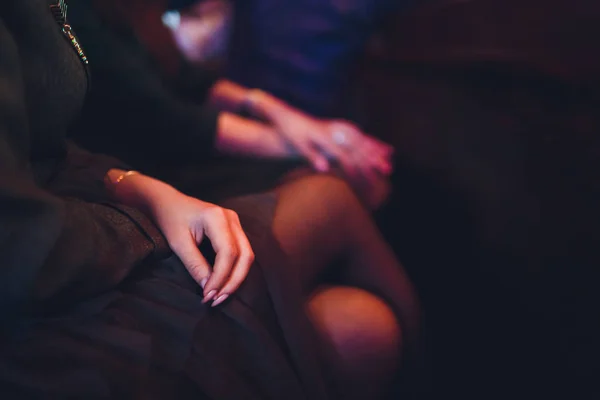 Крупный план женской руки, касающейся шелковистой идеальной ноги. Сидящая женщина . — стоковое фото