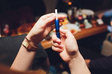 Yeni tasarım. Tütün ısıtma büyük bir çok renkli seçim Sistemi ile Vitrin. Sigara içmek için renkli cihazlar. Elektronik sigaraların yeni teknolojisi. tütün ısıtma.