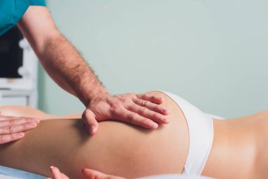 Genç kadınların bacaklarına anti-selülit masajı..