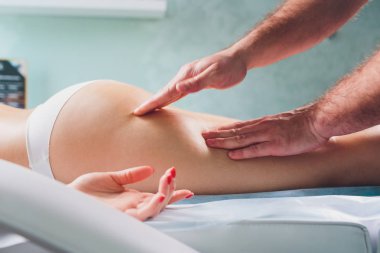 Genç kadınların bacaklarına anti-selülit masajı..