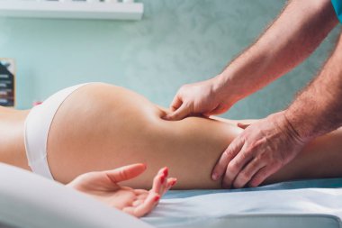 Genç kadınların bacaklarına anti-selülit masajı..