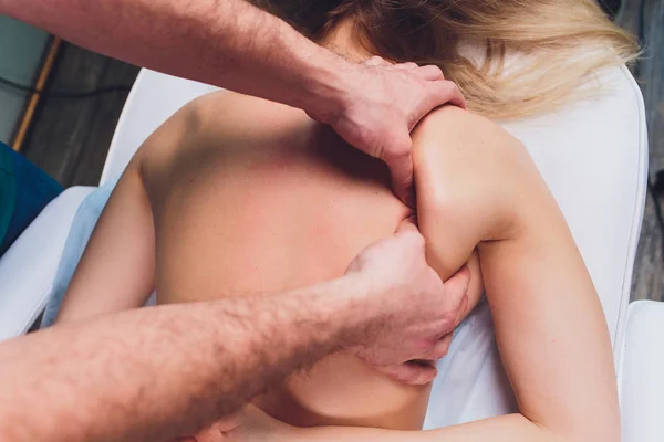Jonge mooie vrouw met massage in Spa Salon Physiotherapis. — Stockfoto