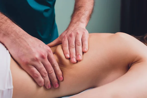 Молода красива жінка має масаж у спа-салоні Фізіотерапія . — стокове фото