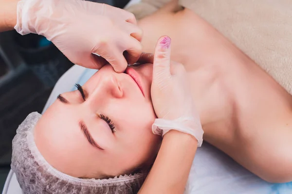 Cosmetologist faz uma massagem bucal dos músculos faciais dos pacientes . Imagens De Bancos De Imagens Sem Royalties