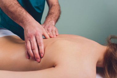 Spa salonunda masaj yapan genç güzel kadın Physiotherapis.