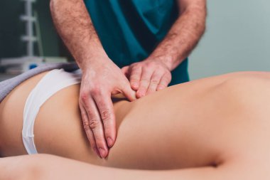 Spa salonunda masaj yapan genç güzel kadın Physiotherapis.