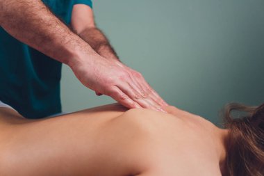 Spa salonunda masaj yapan genç güzel kadın Physiotherapis.
