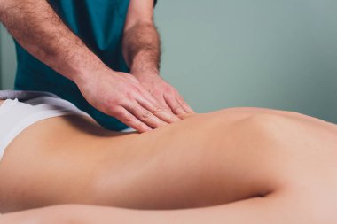 Spa salonunda masaj yapan genç güzel kadın Physiotherapis.