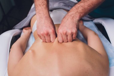 Spa salonunda masaj yapan genç güzel kadın Physiotherapis.