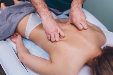 Spa salonunda masaj yapan genç güzel kadın Physiotherapis.