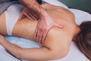 Spa salonunda masaj yapan genç güzel kadın Physiotherapis.