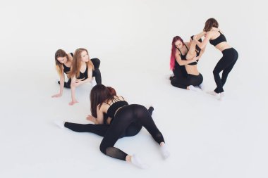 Bazı dinlenmek ile eğitim sonra stüdyoda poz inanılmaz vücut ile fitogirl.