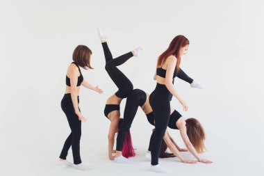 Bazı dinlenmek ile eğitim sonra stüdyoda poz inanılmaz vücut ile fitogirl.