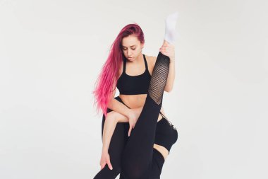 kişisel eğitmen ile spor salonunda geri egzersiz.