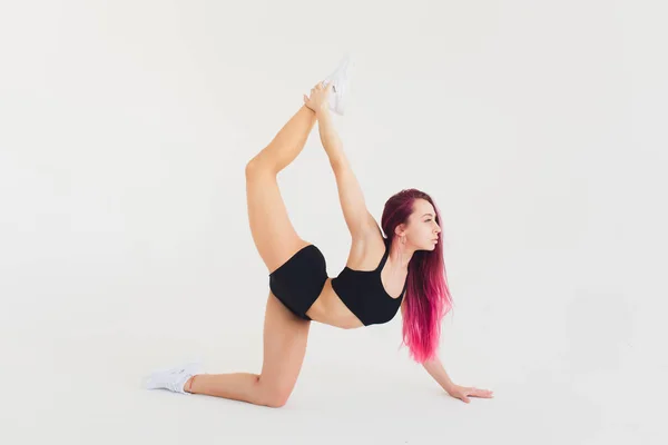 Fiatal, gyönyörű nő, aki jógázik és tornázik. Wellness koncepció. Egyedülálló sportórák. — Stock Fotó